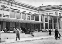 76362 Gezicht op een gedeelte van de voorgevel met terras van het Centraal Station van de N.S. aan het Stationsplein te ...